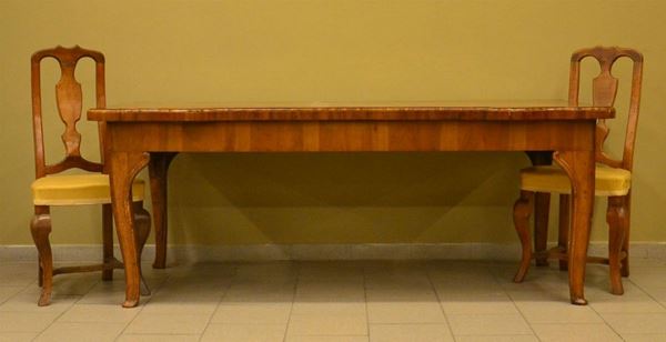Tavolo, Emilia, sec. XVIII, in noce, piano sagomato, gambe mosse,