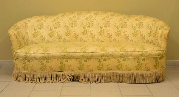 Coppia di divani a fagiolo, inizi sec. XX, imbottiti e ricoperti in
