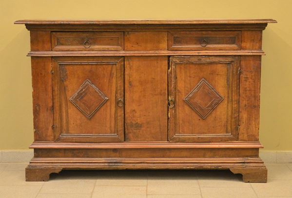Credenza, sec. XVIII, in noce, due sportelli, due cassetti,