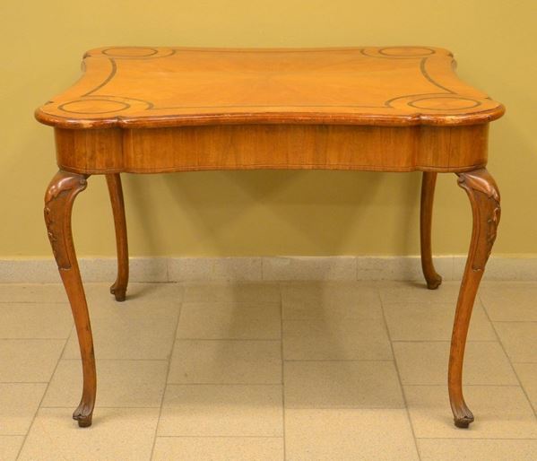 Tavolo, Veneto, sec. XVIII, in noce, piano sagomato con