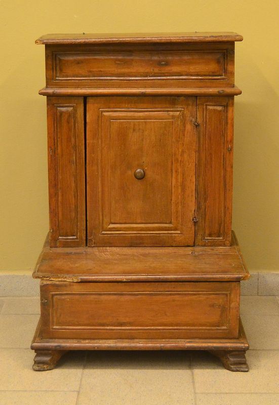 Inginocchiatoio, sec. XVIII, in noce, uno sportello e piano