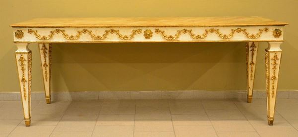Tavolo, in stile 700, in legno laccato e decorato a motivi