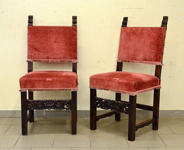 Coppia di sedie, in stile rinascimento, in noce e rovere,