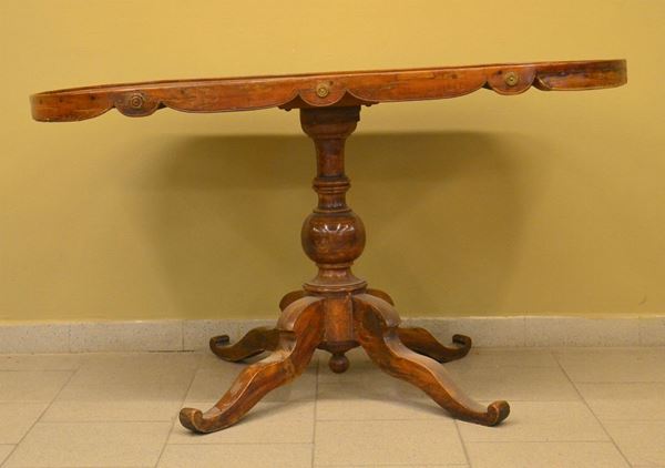 Tavolino, sec. XIX, in noce e cipresso, piano ovale