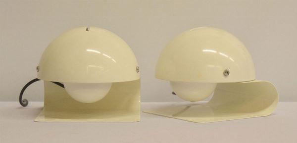 Due lumi da tavolo, anni 70, in materiale plastico