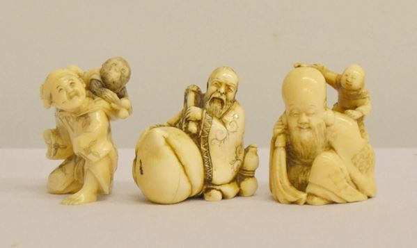 Tre intagli, Giappone, sec. XIX, in avorio,  - Asta ANTIQUARIATO, COLLEZIONISMO, GIOIELLI - Poggio Bracciolini Casa d'Aste