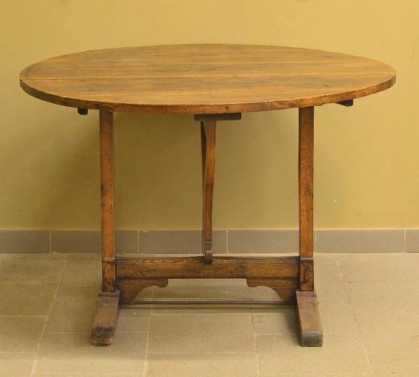 Tavolo, inizi sec. XX, in noce, piano circolare