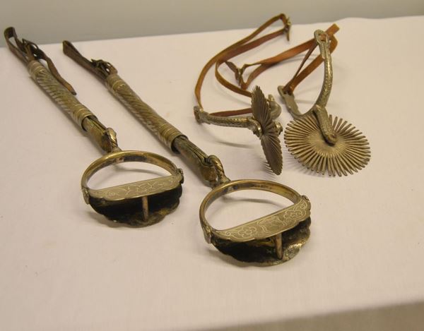 COPPIA DI SPERONI E COPPIA DI STAFFE , PER CAVALLI                          - Asta DIPINTI  MOBILI  OGGETTI D'ARTE - Poggio Bracciolini Casa d'Aste
