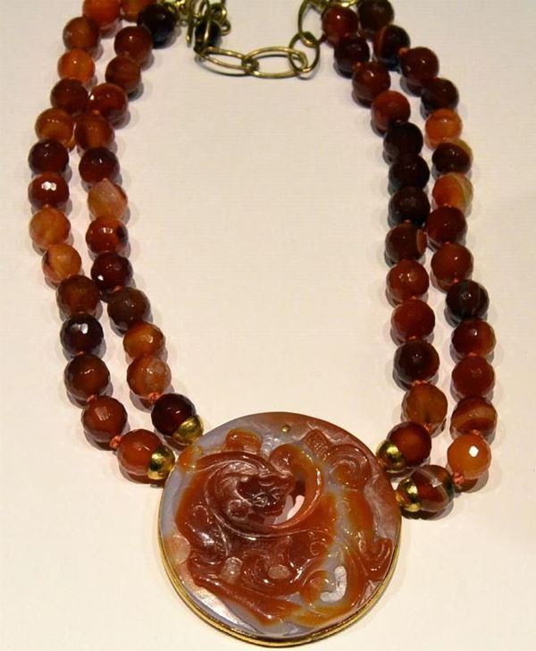 COLLANA IN ORO GIALLO, ORO A BASSO TITOLO E CORNIOLA&nbsp;&nbsp;&nbsp;&nbsp;&nbsp;&nbsp;&nbsp;&nbsp;&nbsp;&nbsp;&nbsp;&nbsp;&nbsp;&nbsp;&nbsp;&nbsp;&nbsp;&nbsp;&nbsp;&nbsp;&nbsp;&nbsp;  - Asta DIPINTI  MOBILI  OGGETTI D'ARTE - Poggio Bracciolini Casa d'Aste