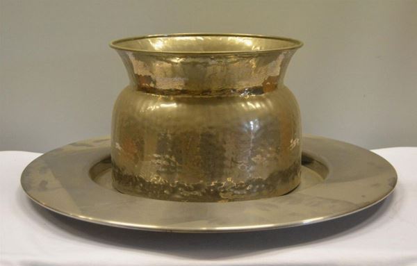 Vassoio e vaso portafiori, in metallo ( 2 )                                 - Asta DIPINTI  MOBILI  OGGETTI D'ARTE - Poggio Bracciolini Casa d'Aste