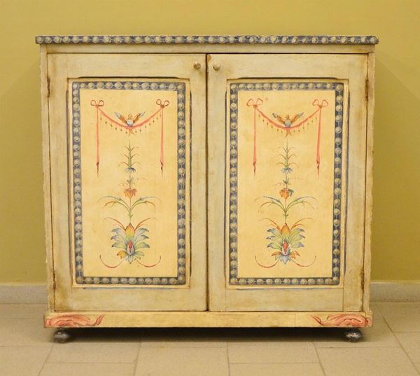 Credenzino, sec. XX, in legno laccato e pitturato,&nbsp;&nbsp;&nbsp;&nbsp;&nbsp;&nbsp;&nbsp;&nbsp;&nbsp;&nbsp;&nbsp;&nbsp;&nbsp;&nbsp;&nbsp;&nbsp;&nbsp;&nbsp;&nbsp;&nbsp;&nbsp;&nbsp;&nbsp;&nbsp;