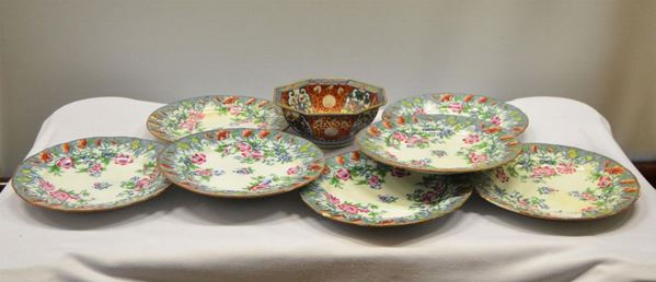 Sette piatti da parete, in ceramica VANDYKE, decorati a motivi floreali   