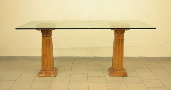 Tavolo, sec. XX, piano in vetro, base a colonne&nbsp;&nbsp;&nbsp;&nbsp;&nbsp;&nbsp;&nbsp;&nbsp;&nbsp;&nbsp;&nbsp;&nbsp;&nbsp;&nbsp;&nbsp;&nbsp;&nbsp;&nbsp;&nbsp;&nbsp;&nbsp;&nbsp;&nbsp;&nbsp;&nbsp;&nbsp;&nbsp;