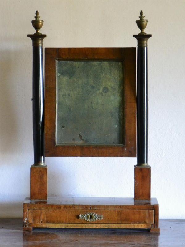 Specchiera a bilico, sec. XIX, in noce, un cassetto,&nbsp;&nbsp;&nbsp;&nbsp;&nbsp;&nbsp;&nbsp;&nbsp;&nbsp;&nbsp;&nbsp;&nbsp;&nbsp;&nbsp;&nbsp;&nbsp;&nbsp;&nbsp;&nbsp;&nbsp;&nbsp;&nbsp;  - Asta DIPINTI  MOBILI  OGGETTI D'ARTE - Poggio Bracciolini Casa d'Aste