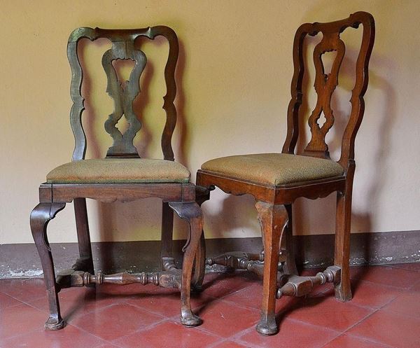 Coppia di sedie, sec. XVIII, in noce, spalliere sagomate,&nbsp;&nbsp;&nbsp;&nbsp;&nbsp;&nbsp;&nbsp;&nbsp;&nbsp;&nbsp;&nbsp;&nbsp;&nbsp;&nbsp;&nbsp;&nbsp;&nbsp;