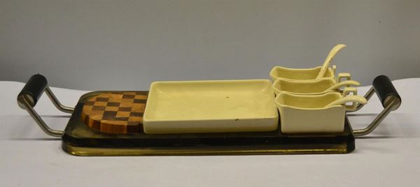 Antipastiera, composta da piccolo tagliere in legno,                      