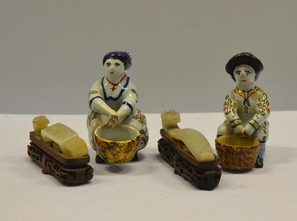 Due soprammobili, in porcellana, FIGURE ORIENTALI                         