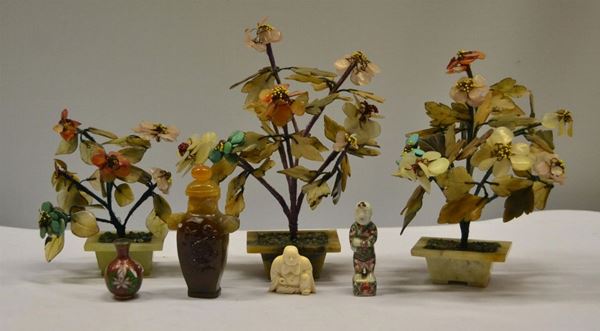 Tre soprammobili, in vetro decorato, raffiguranti alberi,                 