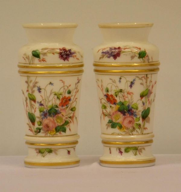 Due vasi, inizi sec. XX, in opalina decorata a&nbsp;&nbsp;&nbsp;&nbsp;&nbsp;&nbsp;&nbsp;&nbsp;&nbsp;&nbsp;&nbsp;&nbsp;&nbsp;&nbsp;&nbsp;&nbsp;&nbsp;&nbsp;&nbsp;&nbsp;&nbsp;&nbsp;&nbsp;&nbsp;&nbsp;&nbsp;&nbsp;&nbsp;  - Asta DIPINTI  MOBILI  OGGETTI D'ARTE - Poggio Bracciolini Casa d'Aste