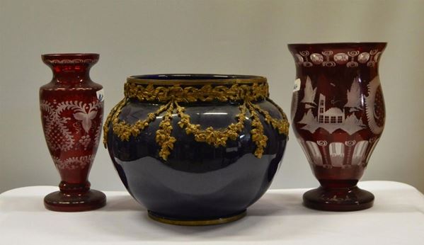 Tre vasi portafiori, in vetro colorato e decorato,                          - Asta DIPINTI  MOBILI  OGGETTI D'ARTE - Poggio Bracciolini Casa d'Aste