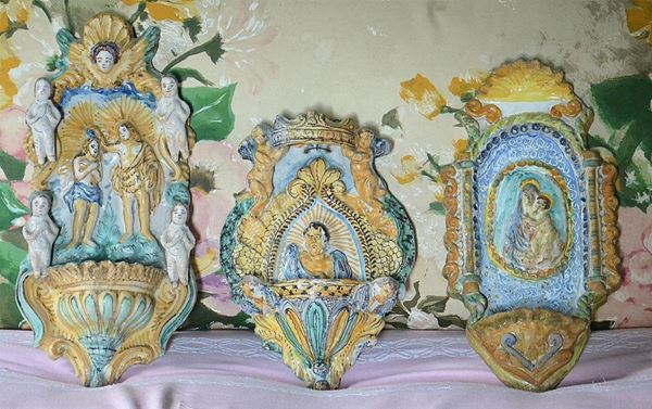 Tre acquasantiere, sec. XVIII, in maiolica&nbsp;&nbsp;&nbsp;&nbsp;&nbsp;&nbsp;&nbsp;&nbsp;&nbsp;&nbsp;&nbsp;&nbsp;&nbsp;&nbsp;&nbsp;&nbsp;&nbsp;&nbsp;&nbsp;&nbsp;&nbsp;&nbsp;&nbsp;&nbsp;&nbsp;&nbsp;&nbsp;&nbsp;&nbsp;&nbsp;&nbsp;&nbsp;