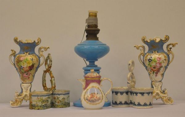Due vasetti, Francia, sec. XIX, in porcellana decorata e pitturata&nbsp;&nbsp;&nbsp;&nbsp;&nbsp;&nbsp;&nbsp;&nbsp;