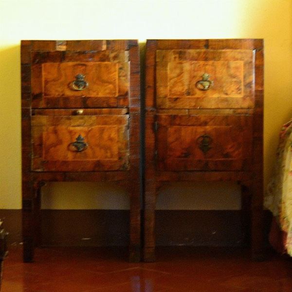 Coppia di comodini, Veneto, sec. XVIII, in noce, fronte                     - Asta DIPINTI  MOBILI  OGGETTI D'ARTE - Poggio Bracciolini Casa d'Aste