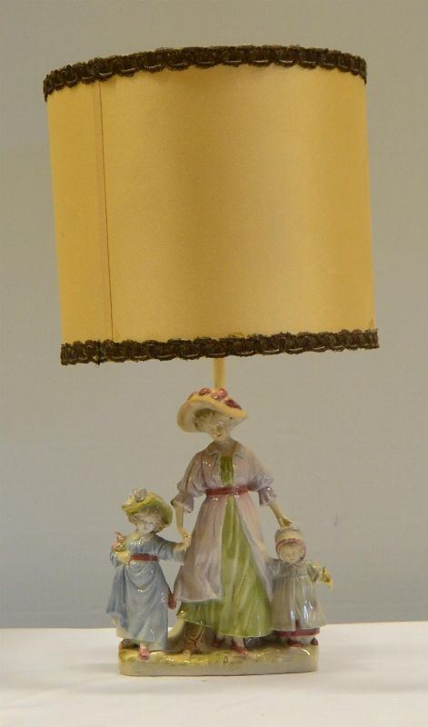 Scultura, sec. XX, in ceramica, raffigurante madre con figli,&nbsp;&nbsp;&nbsp;&nbsp;&nbsp;&nbsp;&nbsp;&nbsp;&nbsp;&nbsp;&nbsp;&nbsp;&nbsp;