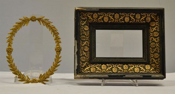 Due cornici, sec. XX, in legno e&nbsp;&nbsp;&nbsp;&nbsp;&nbsp;&nbsp;&nbsp;&nbsp;&nbsp;&nbsp;&nbsp;&nbsp;&nbsp;&nbsp;&nbsp;&nbsp;&nbsp;&nbsp;&nbsp;&nbsp;&nbsp;&nbsp;&nbsp;&nbsp;&nbsp;&nbsp;&nbsp;&nbsp;&nbsp;&nbsp;&nbsp;&nbsp;&nbsp;&nbsp;&nbsp;&nbsp;&nbsp;&nbsp;&nbsp;&nbsp;&nbsp;&nbsp;