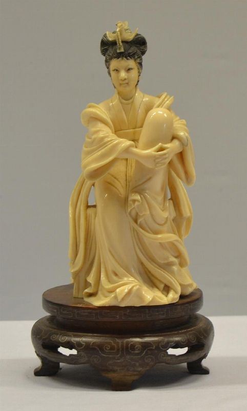 Scultura, arte orientale, sec. XIX, in avorio, raffigurante&nbsp;&nbsp;&nbsp;&nbsp;&nbsp;&nbsp;&nbsp;&nbsp;&nbsp;&nbsp;&nbsp;&nbsp;&nbsp;&nbsp;&nbsp;