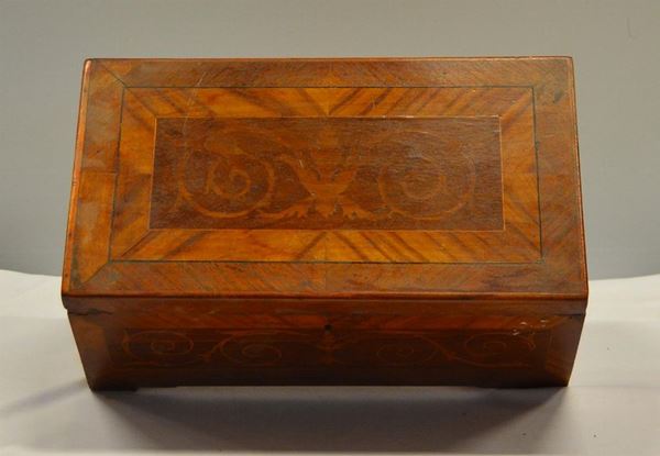 Scatola, sec. XIX, in legno intarsiato,&nbsp;&nbsp;&nbsp;&nbsp;&nbsp;&nbsp;&nbsp;&nbsp;&nbsp;&nbsp;&nbsp;&nbsp;&nbsp;&nbsp;&nbsp;&nbsp;&nbsp;&nbsp;&nbsp;&nbsp;&nbsp;&nbsp;&nbsp;&nbsp;&nbsp;&nbsp;&nbsp;&nbsp;&nbsp;&nbsp;&nbsp;&nbsp;&nbsp;&nbsp;&nbsp;