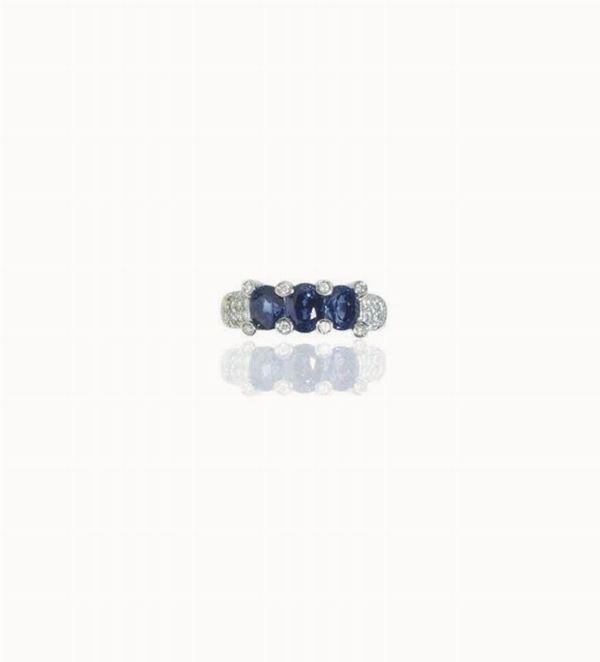 ANELLO IN ORO BIANCO, ZAFFIRI E DIAMANTI