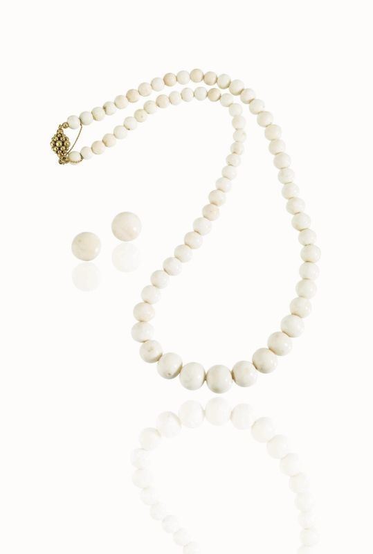 COLLANA E PAIO DI ORECCHINI IN ORO GIALLO E CORALLO BIANCO