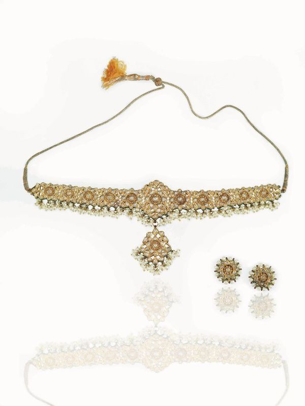 DEMI-PARURE, INDIA, COMPOSTA DI COLLIER DE CHIEN E PAIO DI ORECCHINI IN ORO GIALLO, DIAMANTI, PERLE E SMALTI