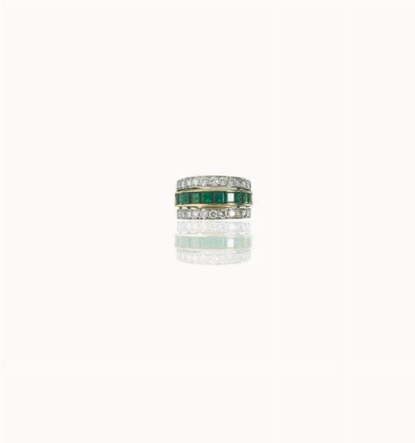 ANELLO IN ORO GIALLO E BIANCO, DIAMANTI E SMERALDI