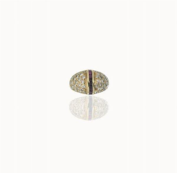 ANELLO IN ORO GIALLO, DIAMANTI E RUBINI