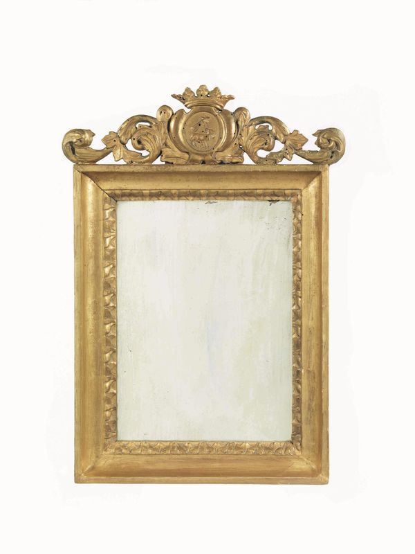  
 
  Specchiera, sec. inizi XIX,  entro cornice in legno dorato e intagliato a foglie cuoriformi, cimasa scolpita a foglie e volute, cm 50x35,5, difetti e restauri 
 
 