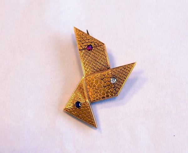 SPILLA IN ORO GIALLO, RUBINO, ZAFFIRO E DIAMANTE&nbsp;&nbsp;&nbsp;&nbsp;&nbsp;&nbsp;&nbsp;&nbsp;&nbsp;&nbsp;&nbsp;&nbsp;&nbsp;&nbsp;&nbsp;&nbsp;&nbsp;&nbsp;&nbsp;&nbsp;&nbsp;&nbsp;&nbsp;&nbsp;&nbsp;&nbsp;