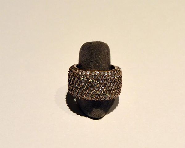 ANELLO IN ORO GIALLO, ORO BIANCO E PIETRE BIANCHE