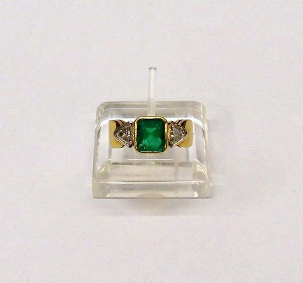 ANELLO IN ORO GIALLO, DIAMANTI E ZAFFIRI