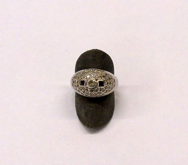 ANELLO IN ORO GIALLO, DIAMANTI E ZAFFIRI