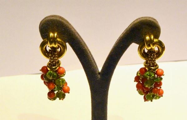 PAIO DI ORECCHINI IN ORO GIALLO, CORALLO E PIETRE  - Asta ANTIQUARIATO, COLLEZIONISMO, GIOIELLI - Poggio Bracciolini Casa d'Aste