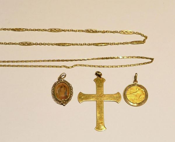 DUE COLLANE E TRE PENDENTI, IN ORO GIALLO