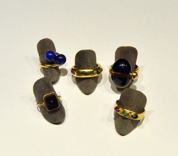 CINQUE ANELLI IN ORO GIALLO, ORO BIANCO E PIETRE                          - Asta ANTIQUARIATO, COLLEZIONISMO, GIOIELLI - Poggio Bracciolini Casa d'Aste