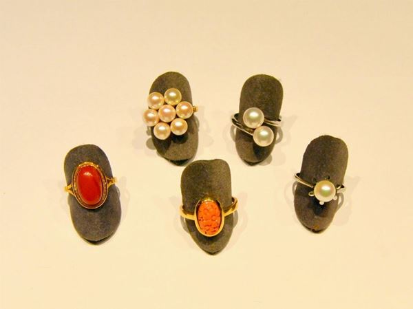 CINQUE ANELLI IN ORO GIALLO, ORO BIANCO, PERLE  - Asta ANTIQUARIATO, COLLEZIONISMO, GIOIELLI - Poggio Bracciolini Casa d'Aste