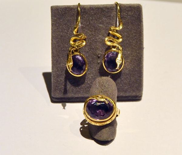 DEMI-PARURE, IN ORO GIALLO, DIAMANTI E AMETISTE COMPOSTA DA ANELLO E PAIO DI ORECCHINIYnJpbGxhbnRlLCBwYWlvIGRpIG9yZWNjaGluaSBlbiBzdWl0ZX1ccGFyXHBhcmRccGxhaW5ccWxcZmktMzYwXGxpMzYwXGxpbjM2MHtcZjFcZnMyMFxjZjAgcGVyIGNvbXBsZXNzaXZpIGcgMTUgKDMpIFx XH5cflx XH5cflx XH5cflx XH5cflx XH5cflx XH5cflx XH5cflx XH5cflx XH5cflx XH5cflx XH5cflx fVxwYXJccGFyZFxwbGFpblxxbFxmaS0zNjBcbGkzNjBcbGluMzYwe1xmMVxmczIwXGNmMCBcflx XH5cflx XH5cflx XH5cflx XH5cflx XH5cflx XH5cflx XH5cflx XH5cflx XH5cflx XH5cflx XH5cflx XH5cflx XH5cflx XH5cflx XH5cflx XH5cflx XH5cflx XH5cflx XH5cflx XH5cflx XH5cflx XH5cflx XH5cflx XH5cflx XH5cflx XH5cflx XH5cflx XH5cflx XH5cflx XH5cflx XH5cflx XH5cflx XH5cflx XH5cflx XH5cflx XH5cflx XH5cflx XH5cflx XH5cflx XH5cflx XH5cflx XH5cflx XH5cflx XH5cflx XH5cflx XH5cflx XH5cflx XH5cflx XH5cflx fVxwYXJ9