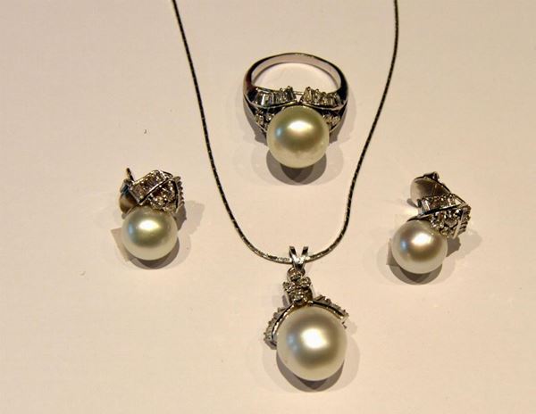 PARURE, IN ORO BIANCO, DIAMANTI E PERLE, COMPOSTA                         