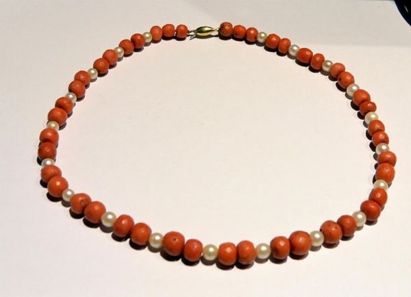 COLLANA IN ORO GIALLO,CORALLO E PERLE