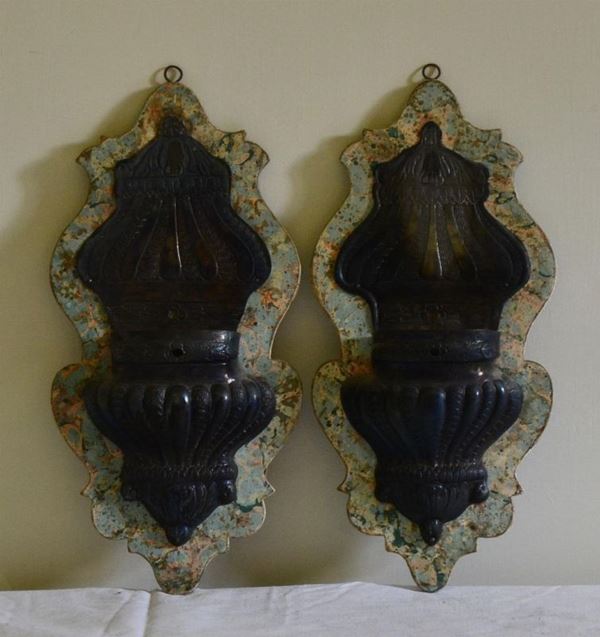 Coppia di acquasantiere, sec. XVIII, in metallo  - Asta ANTIQUARIATO, COLLEZIONISMO, GIOIELLI - Poggio Bracciolini Casa d'Aste