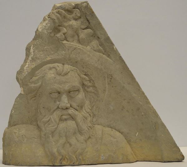 Frammento cuspidato, sec. XIV, con figurata maschile barbata e nimbata, in pietra serena, cm 57x8x65